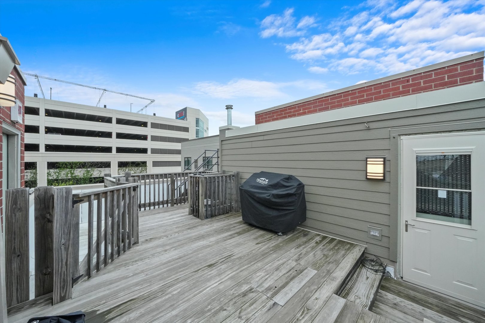 713 W BLACKHAWK Street