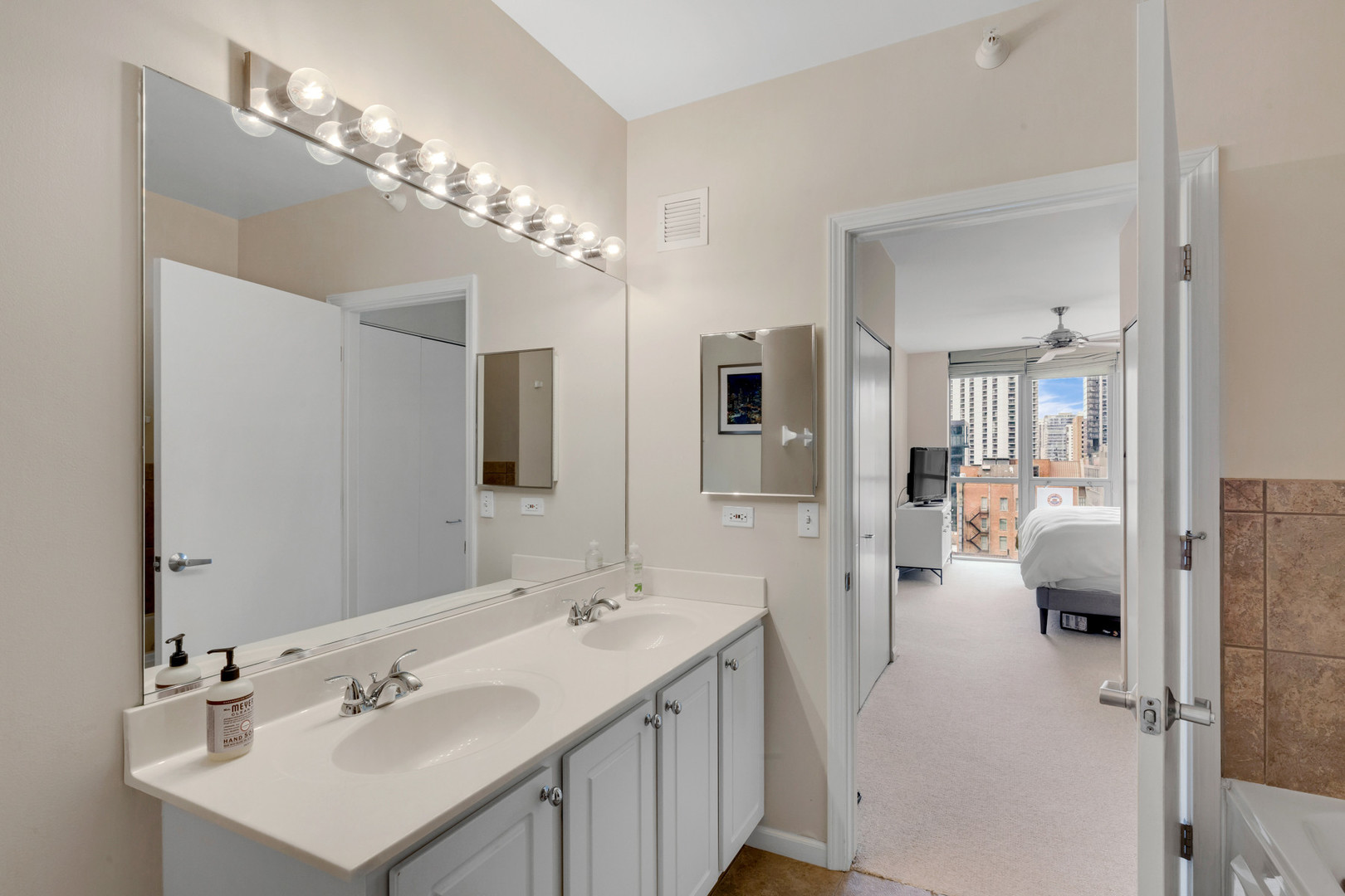 600 N Dearborn Street Unit: 1211