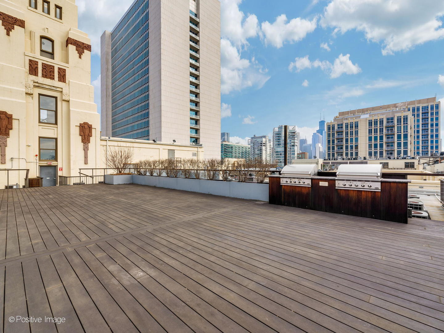 758 N LARRABEE Street Unit: 327