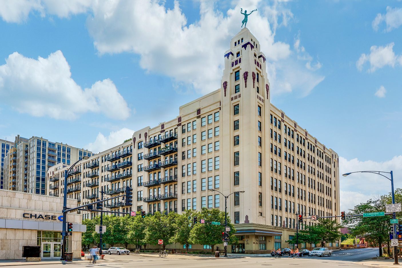 758 N LARRABEE Street Unit: 327
