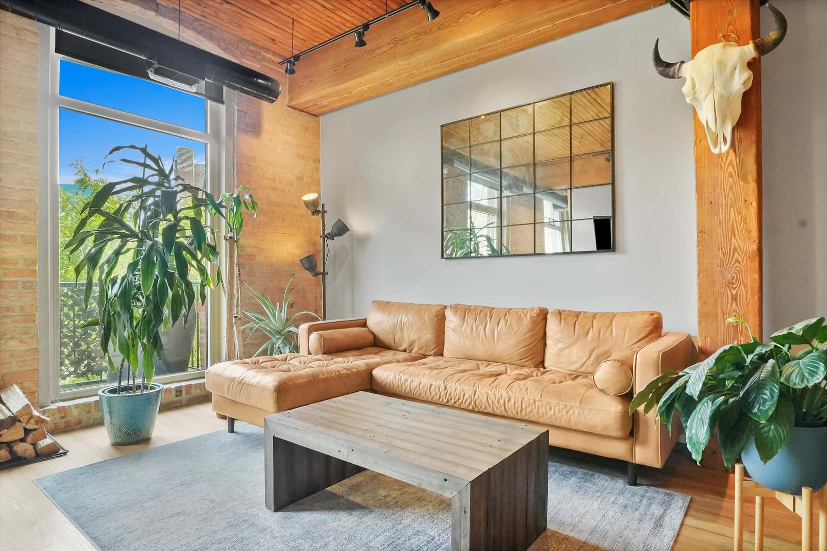 550 N KINGSBURY Street Unit: 419