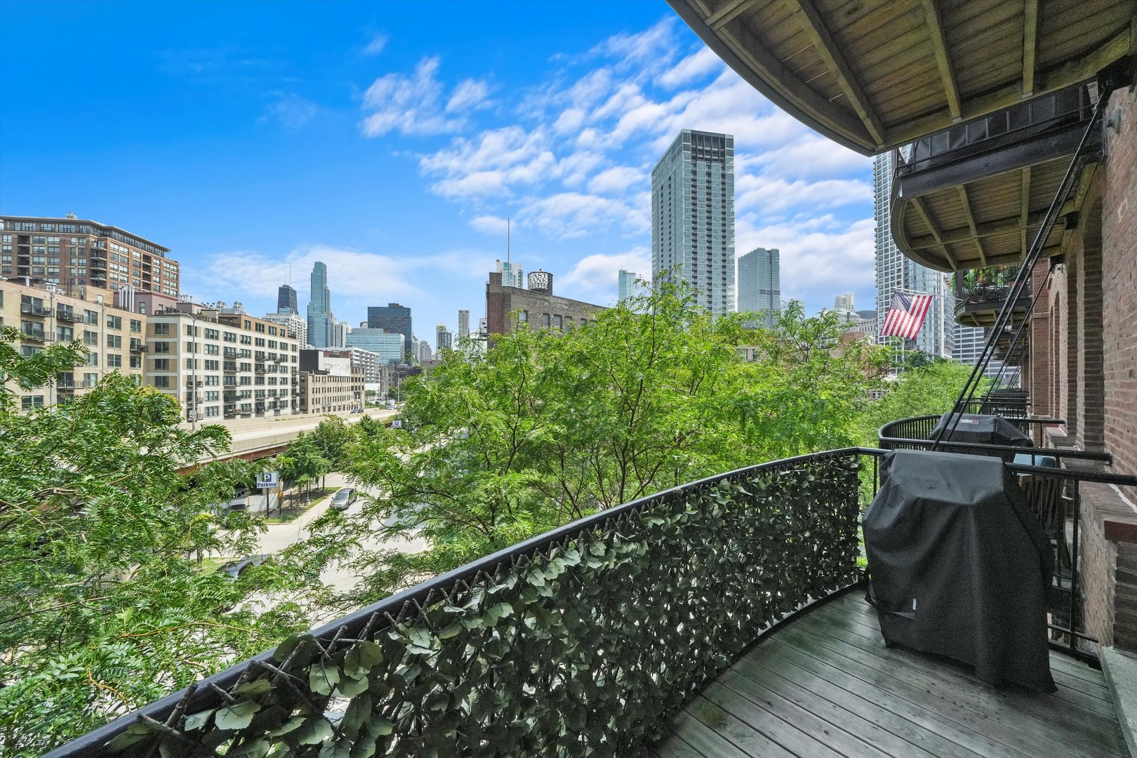 550 N KINGSBURY Street Unit: 419
