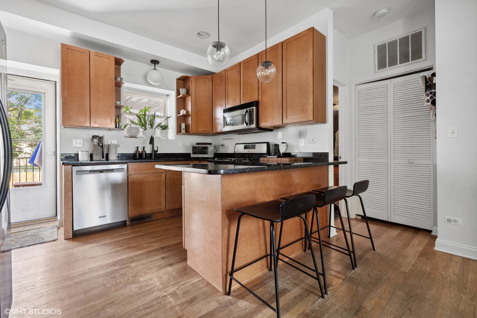 3406 W MEDILL Avenue Unit: 1