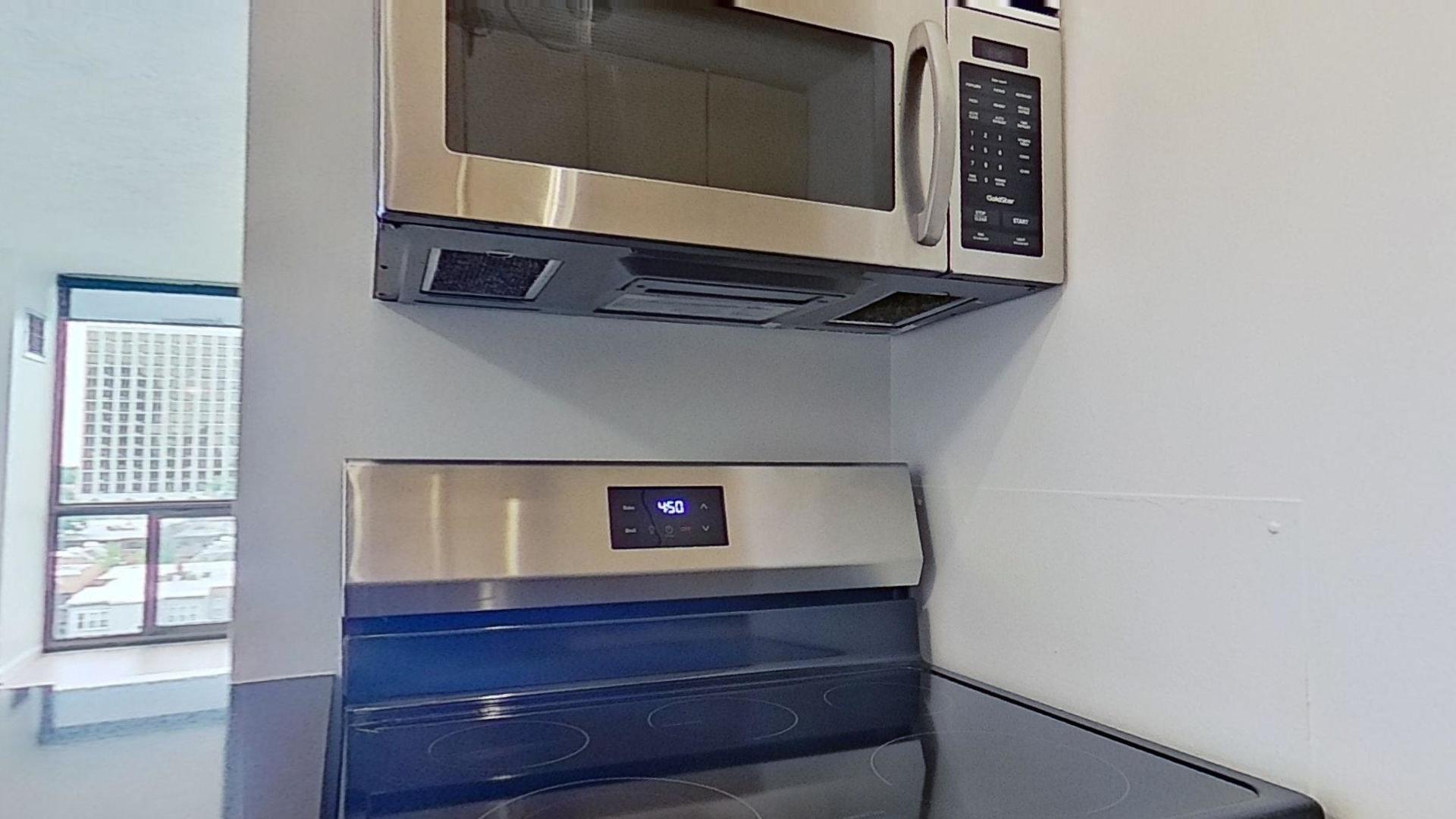 4343 N Clarendon Avenue Unit: 911