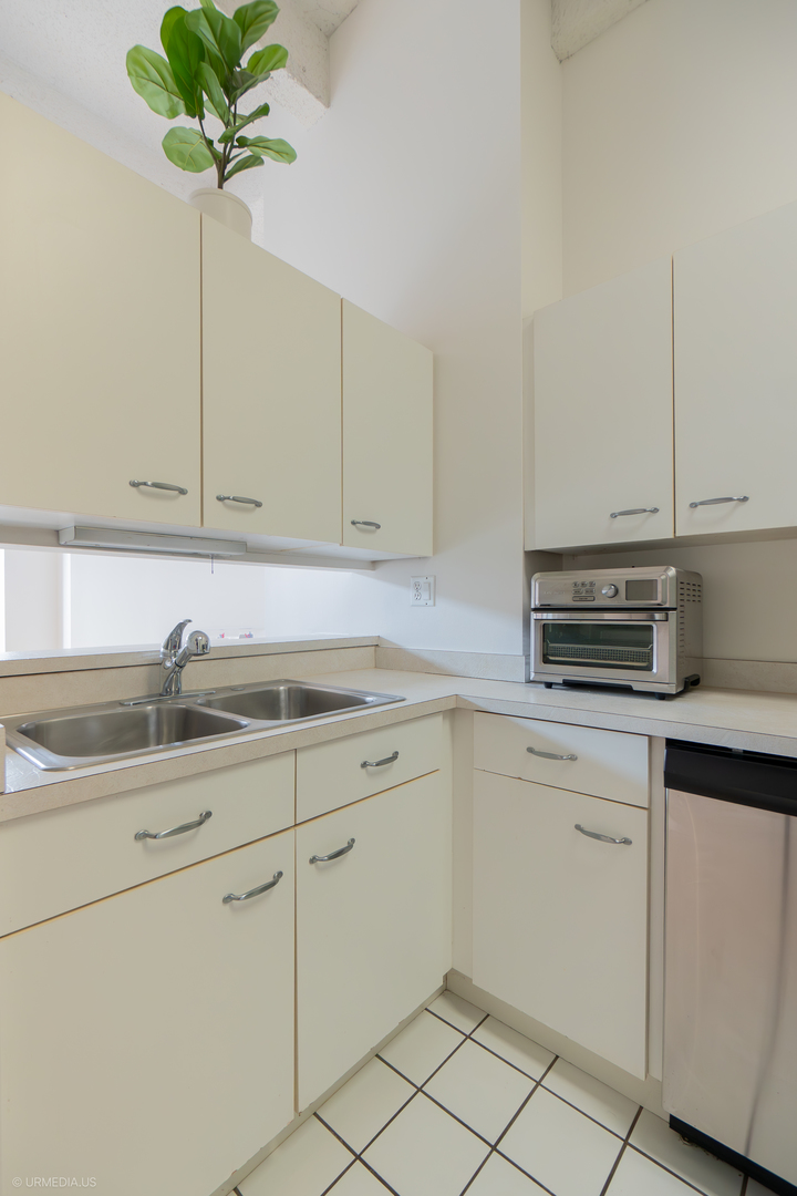 2600 N Southport Avenue Unit: 212