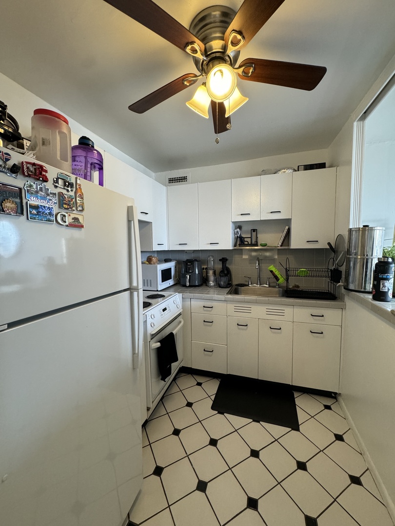 1460 N Sandburg Terrace Unit: 2003