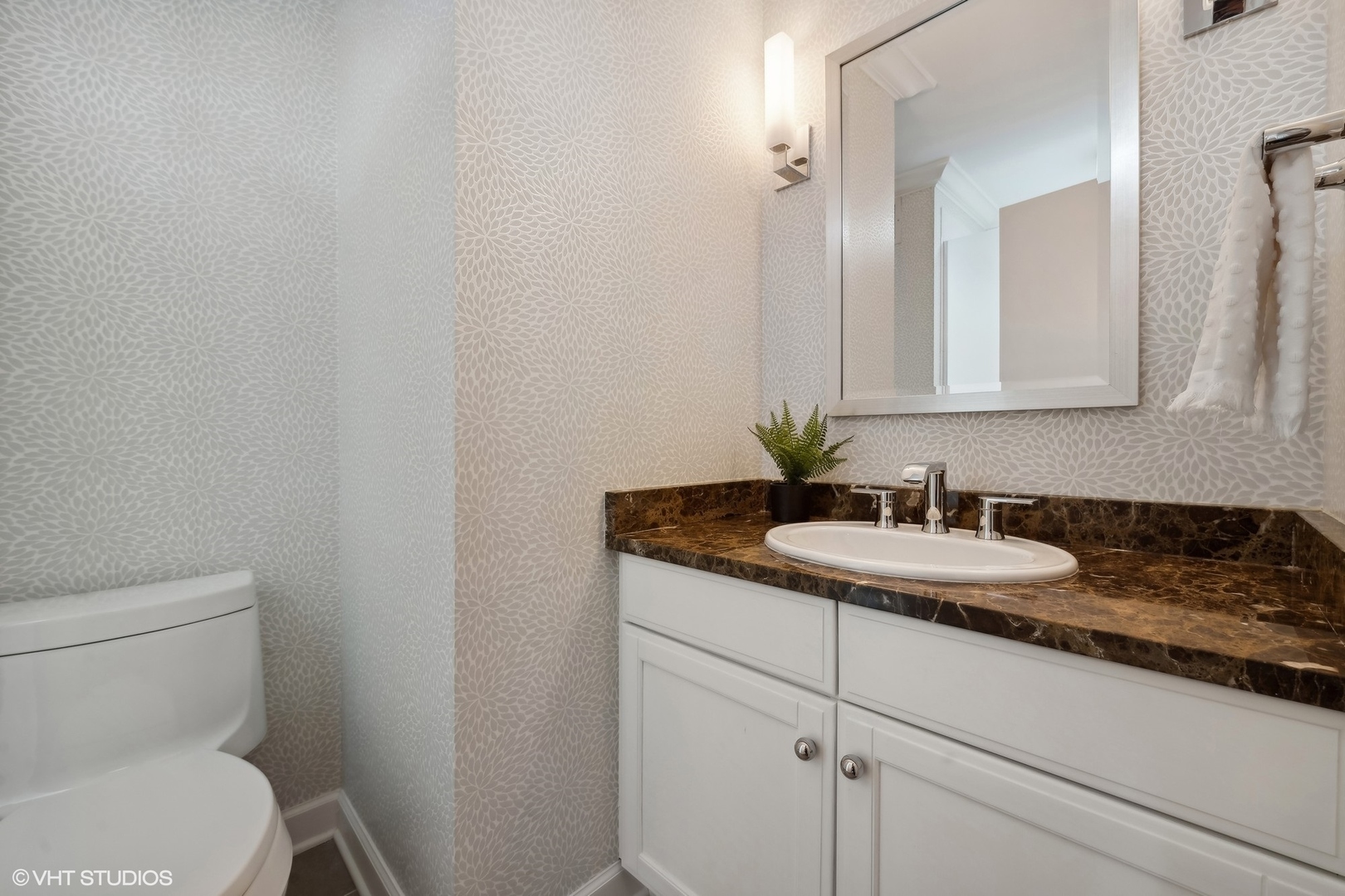 501 N CLINTON Street Unit: 2404