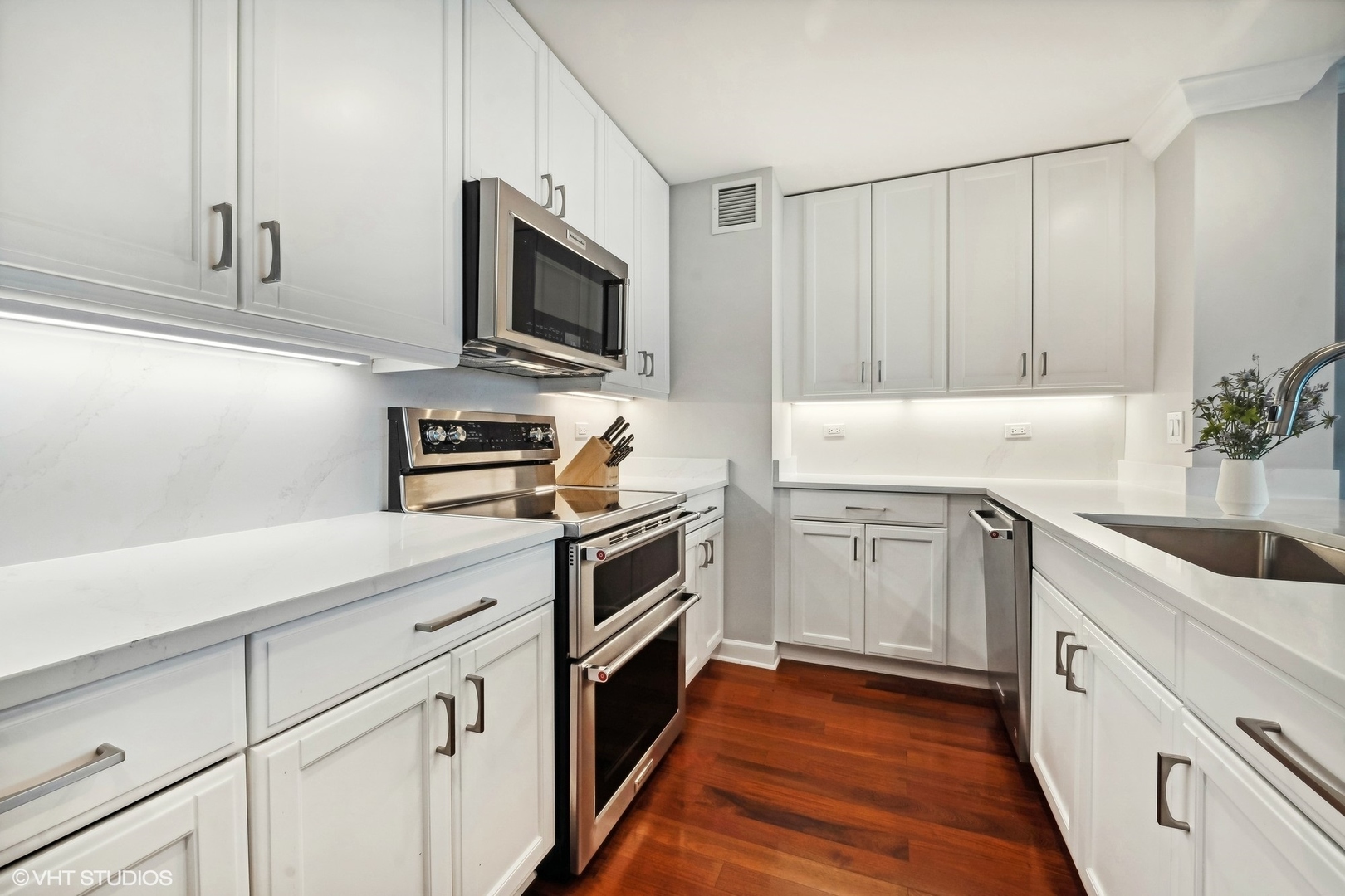 501 N CLINTON Street Unit: 2404