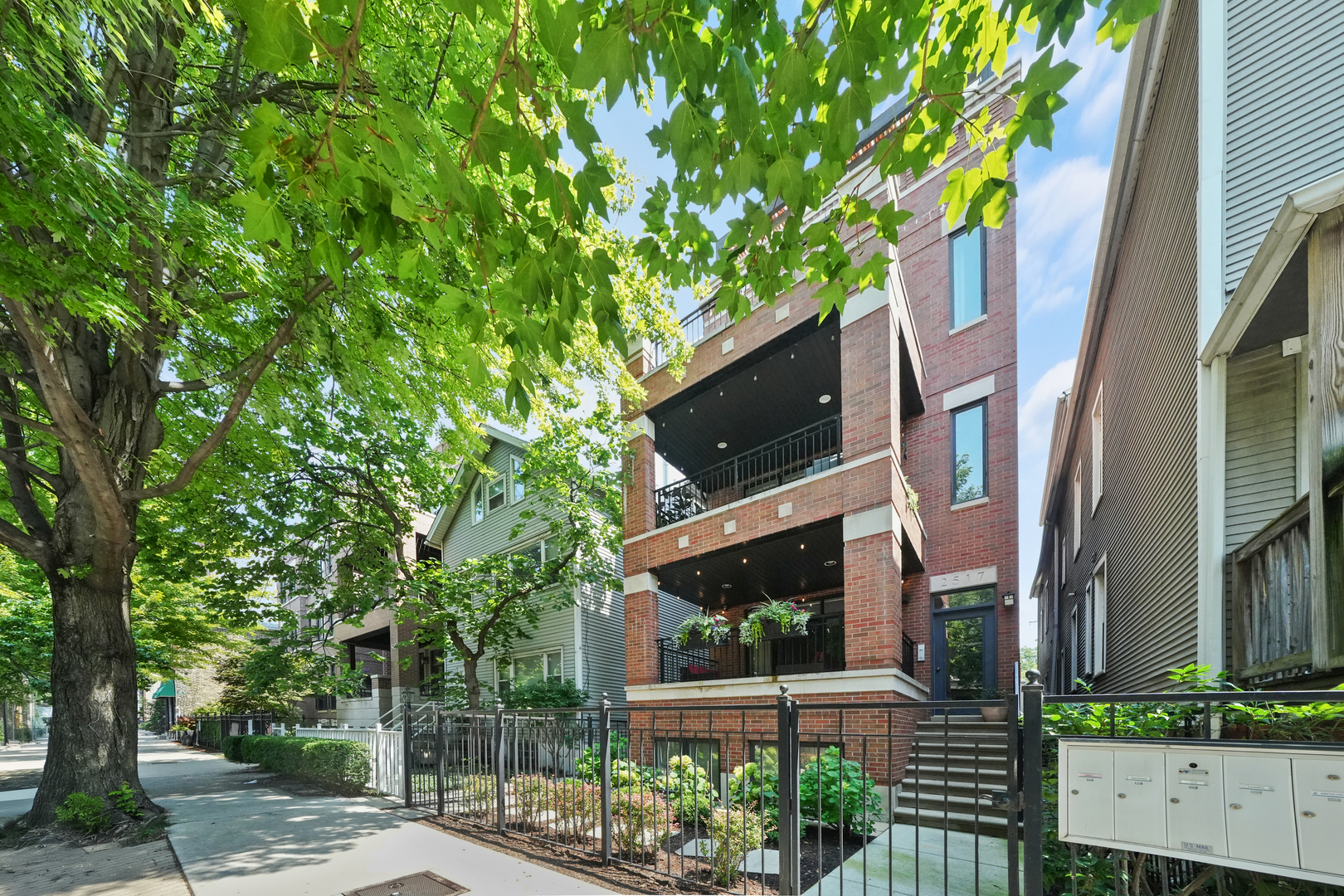 2517 N SOUTHPORT Avenue Unit: 3