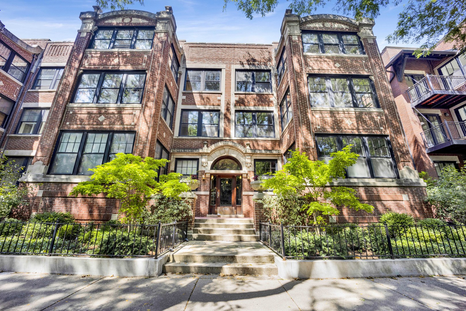 754 W BUENA Avenue Unit: 2W