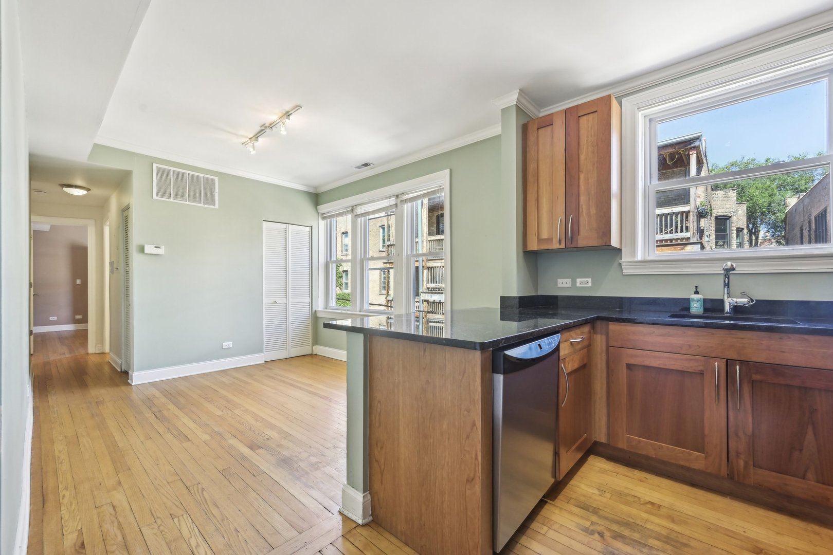 922 W AINSLIE Street Unit: 2N