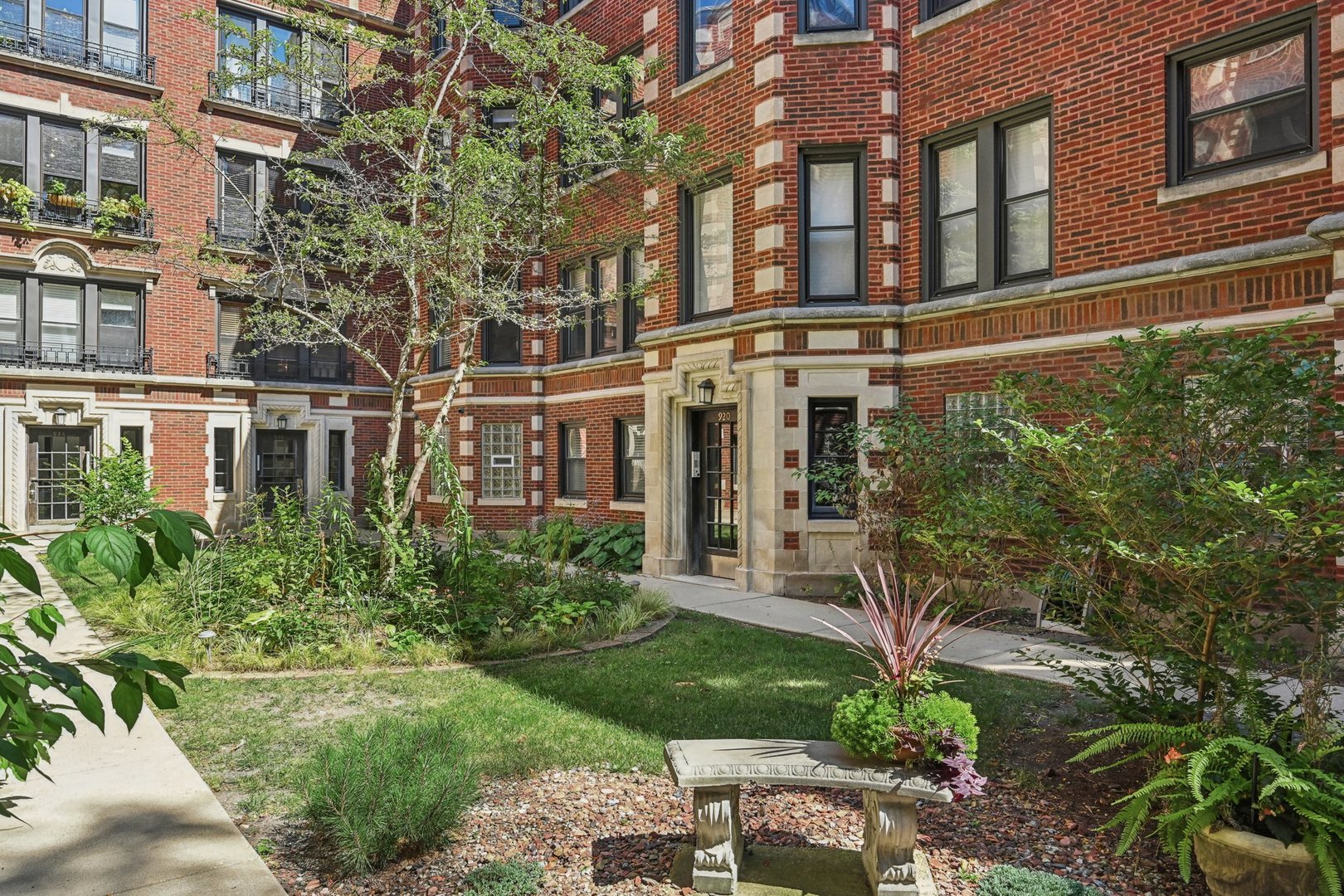 922 W AINSLIE Street Unit: 2N