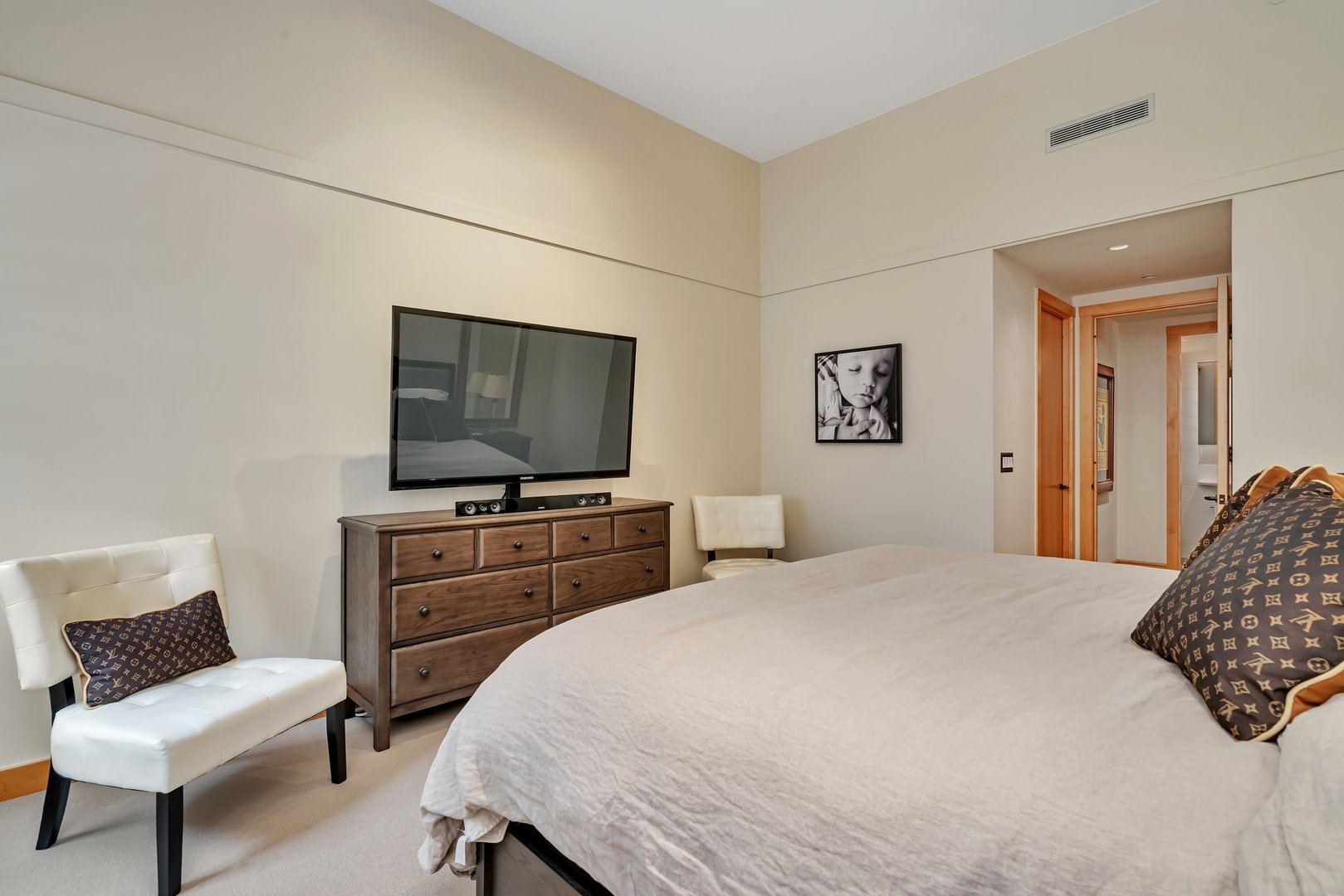 680 N Lake Shore Drive Unit: 207