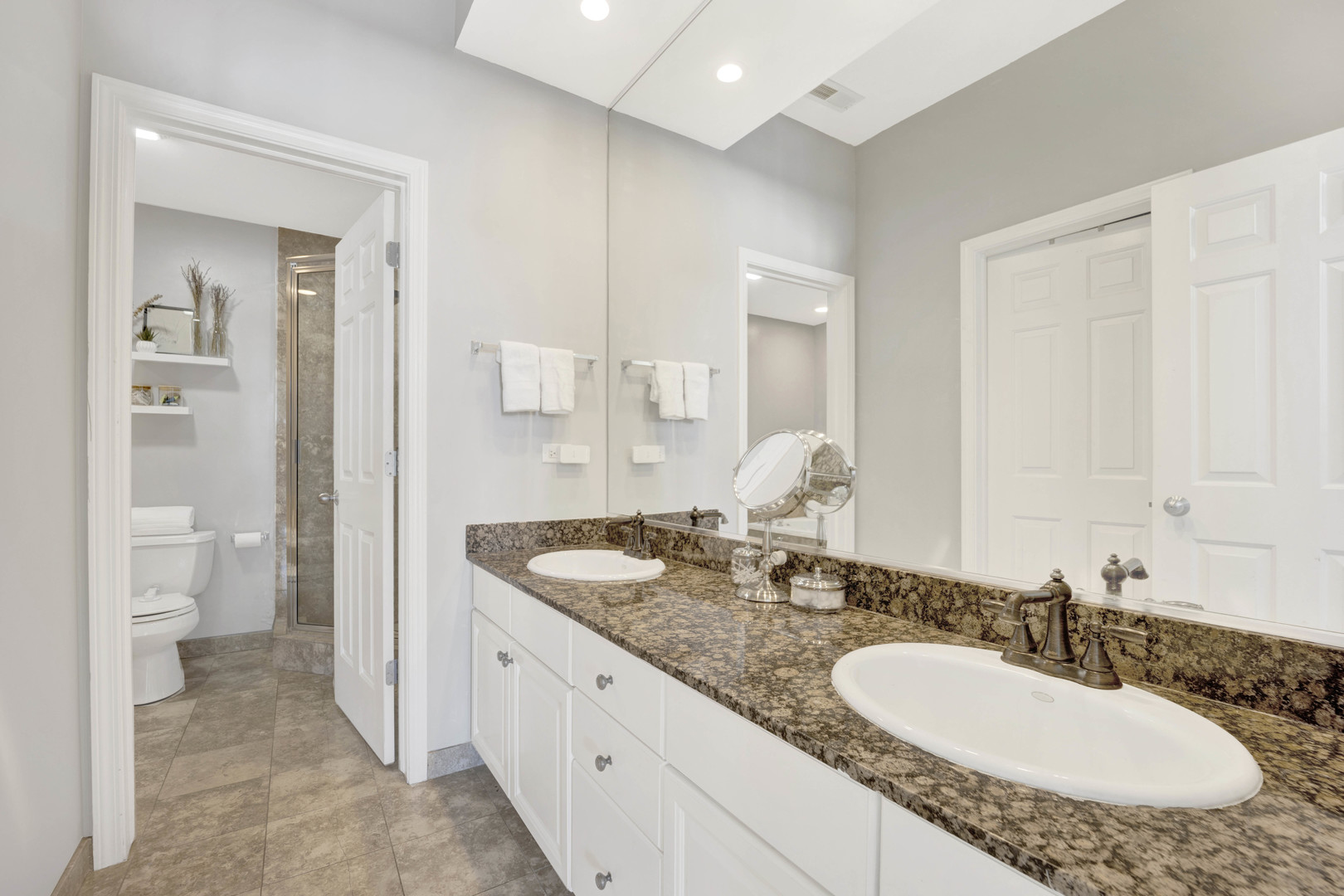 821 W Superior Street Unit: 4