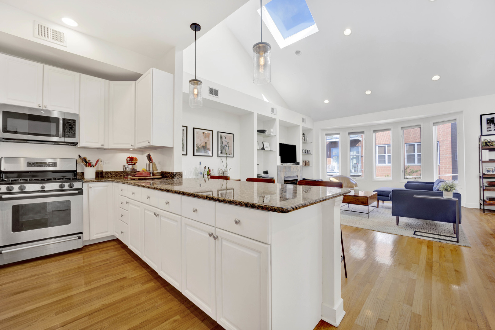 821 W Superior Street Unit: 4