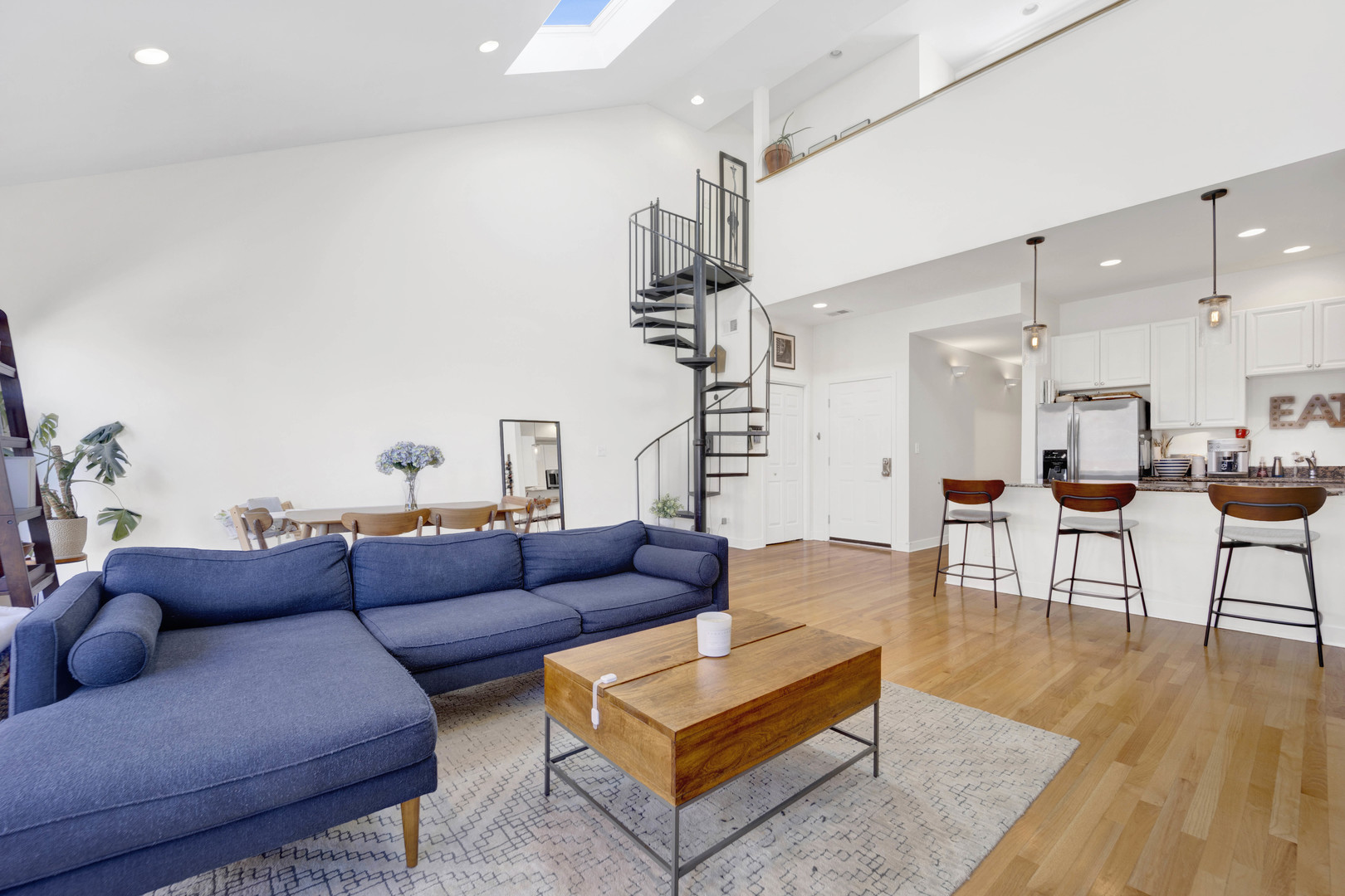 821 W Superior Street Unit: 4