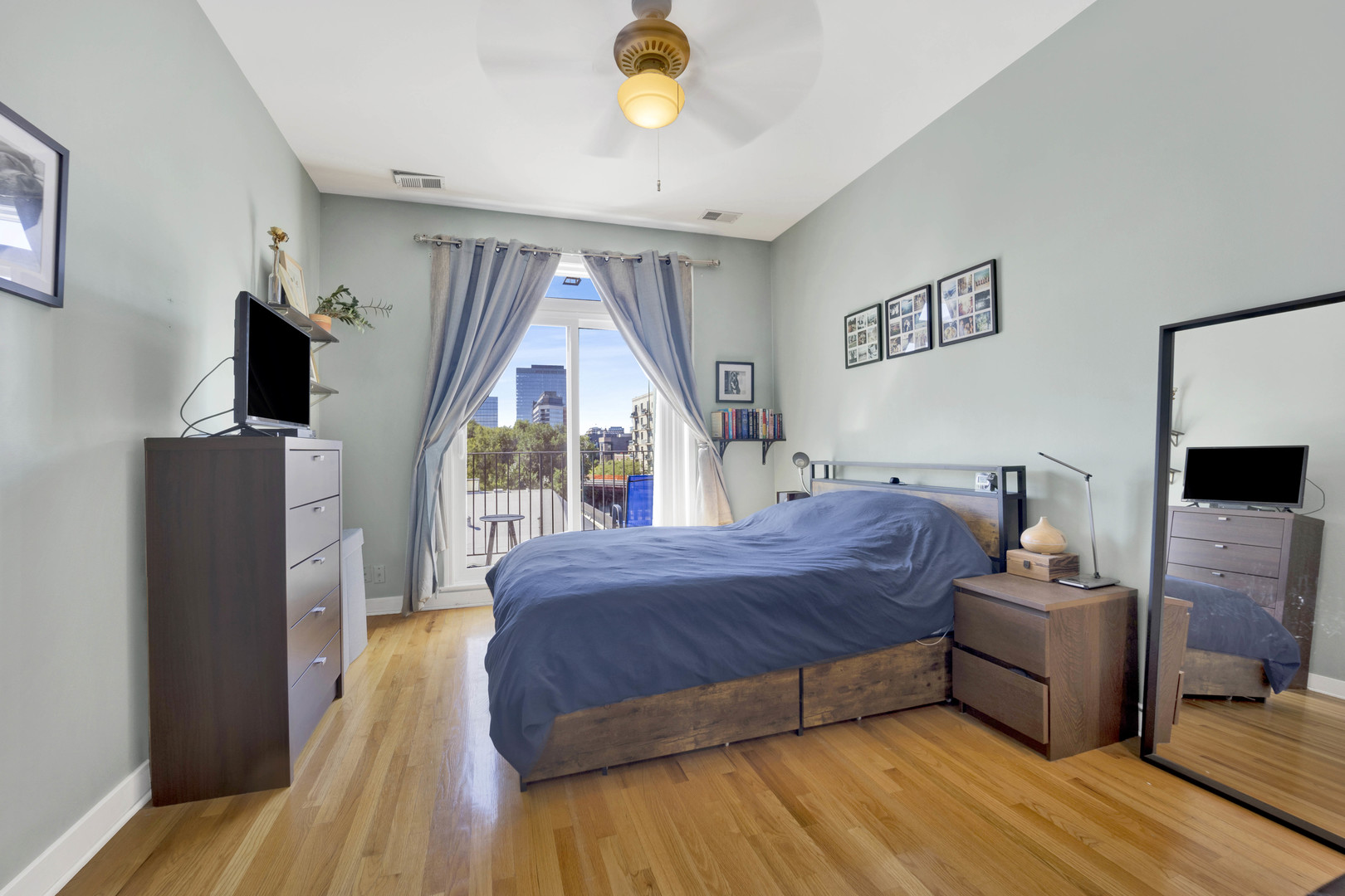 821 W Superior Street Unit: 4