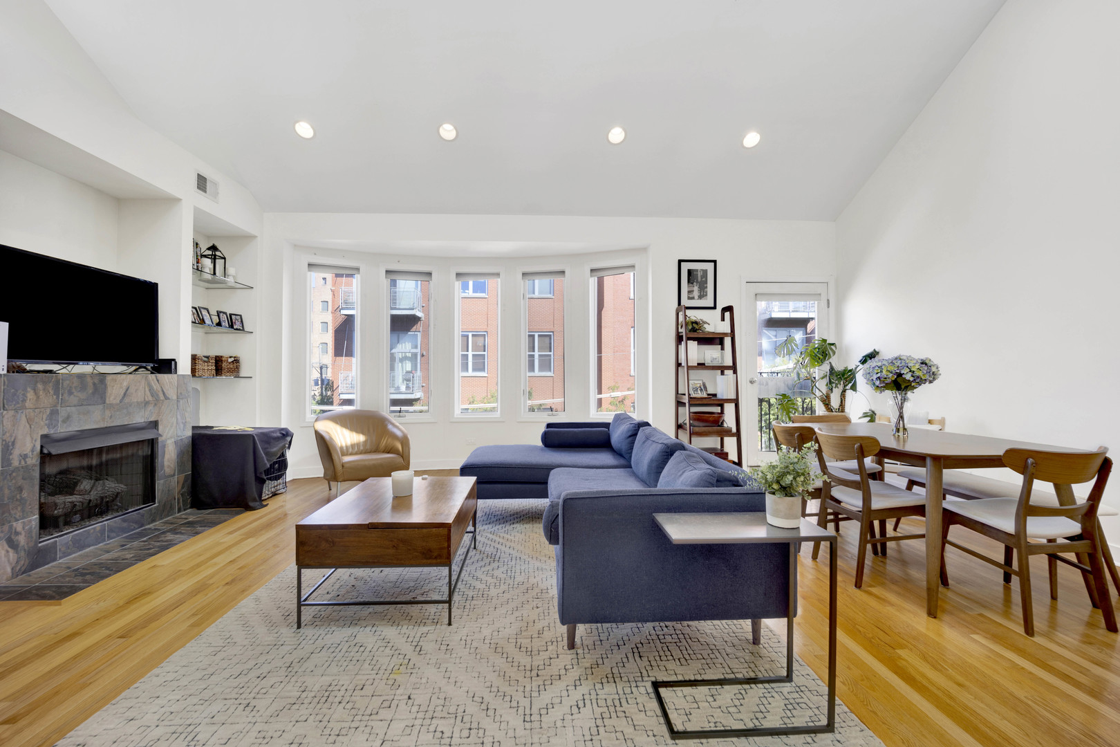 821 W Superior Street Unit: 4