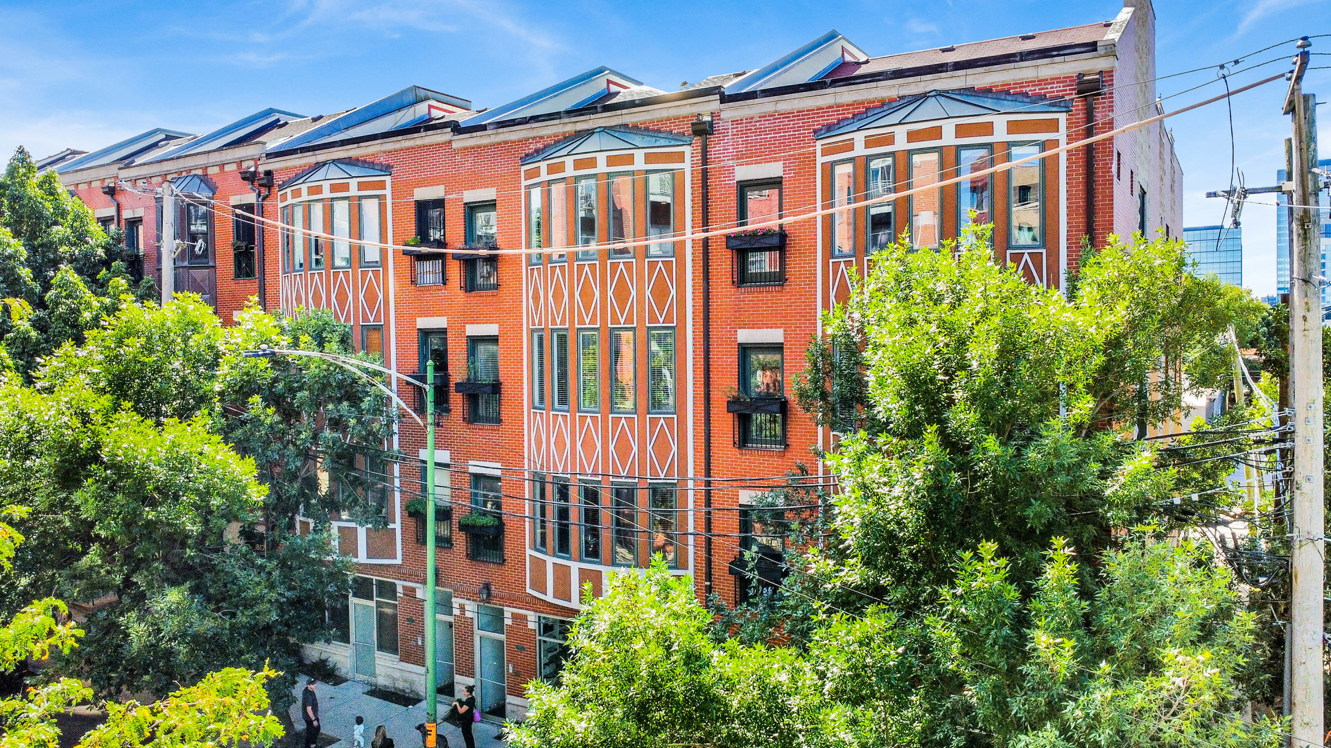 821 W Superior Street Unit: 4