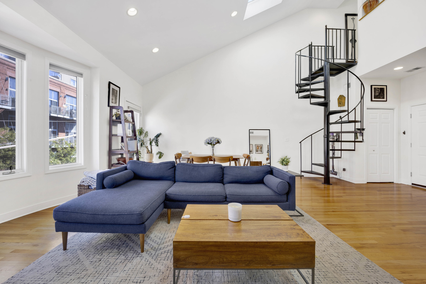 821 W Superior Street Unit: 4