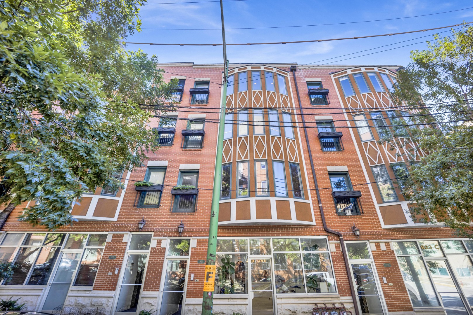 821 W Superior Street Unit: 4