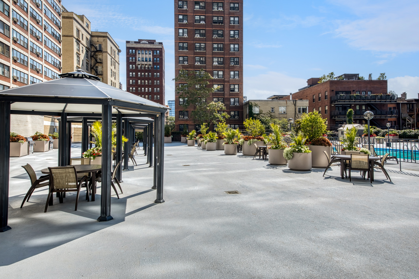 525 W Hawthorne Place Unit: 407