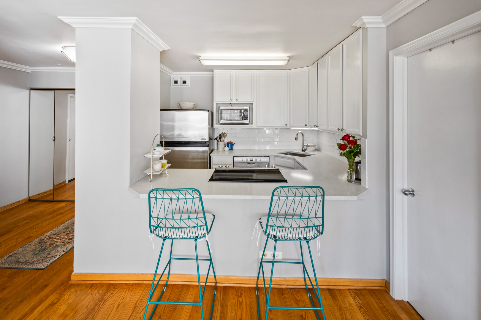 525 W Hawthorne Place Unit: 407