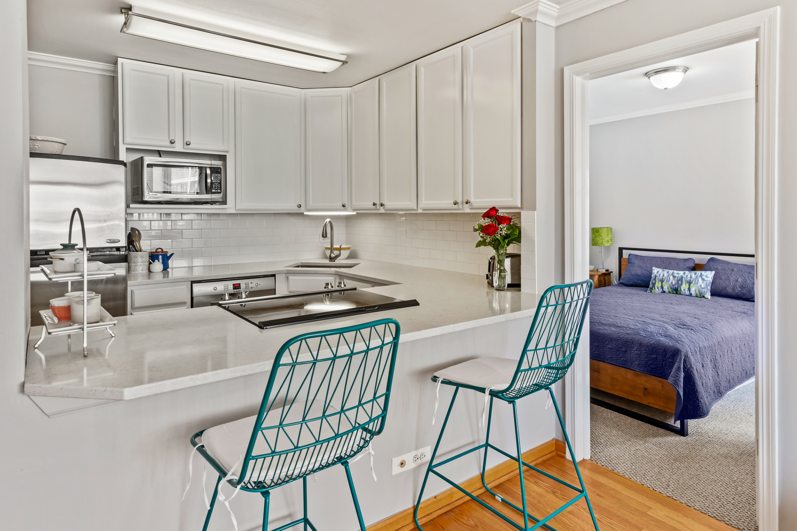 525 W Hawthorne Place Unit: 407