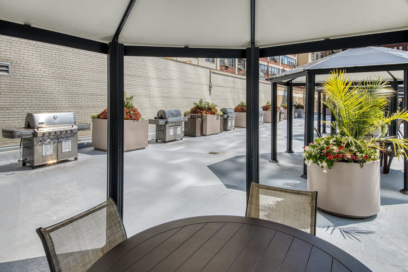 525 W Hawthorne Place Unit: 407