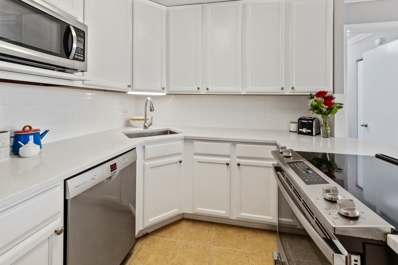 525 W Hawthorne Place Unit: 407