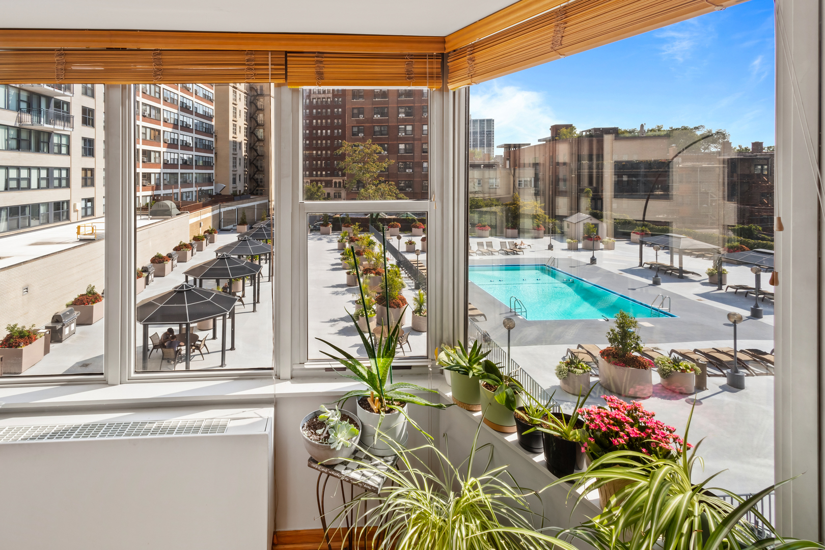 525 W Hawthorne Place Unit: 407