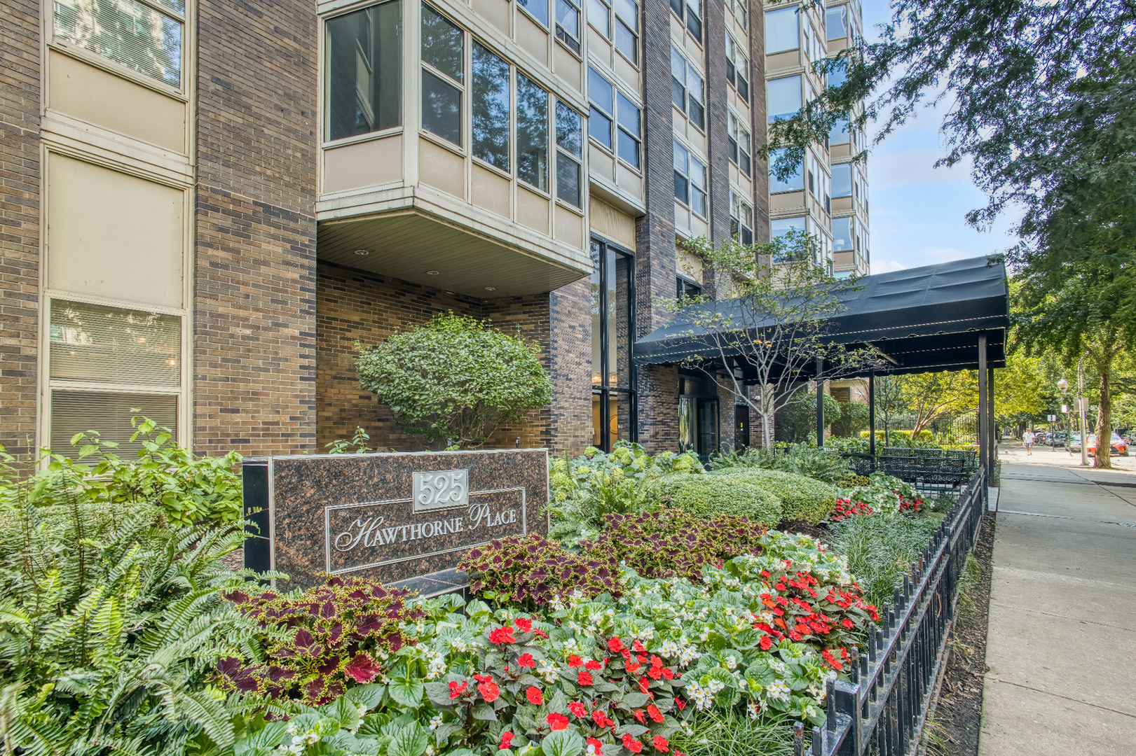 525 W Hawthorne Place Unit: 407