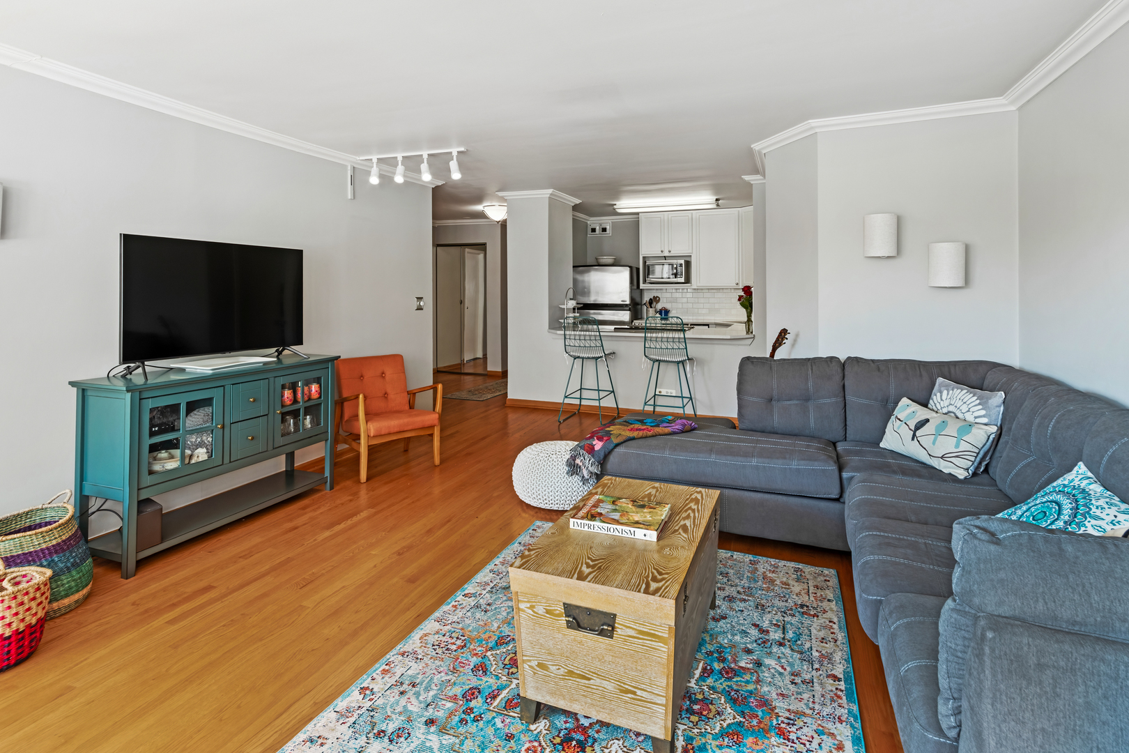 525 W Hawthorne Place Unit: 407