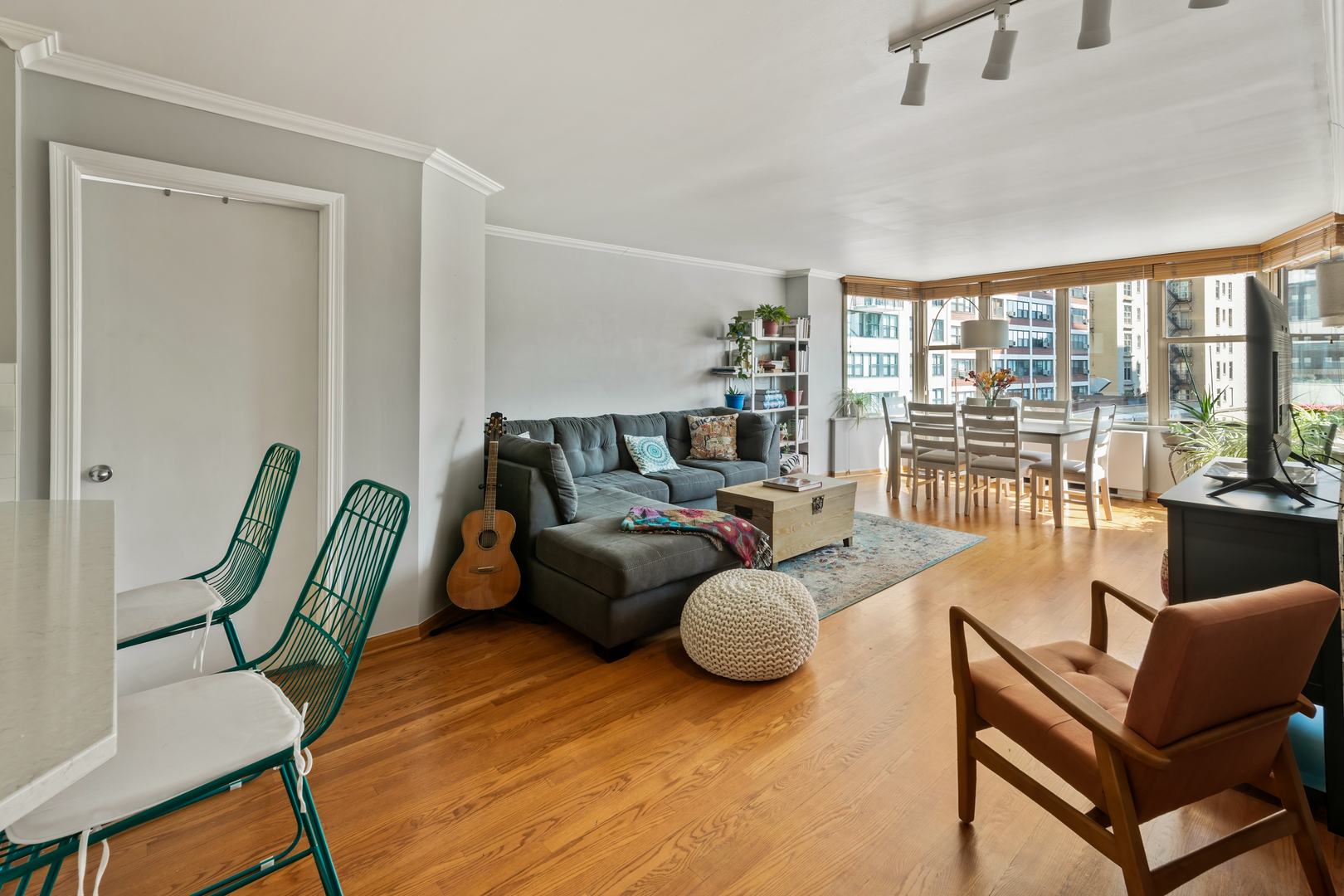 525 W Hawthorne Place Unit: 407