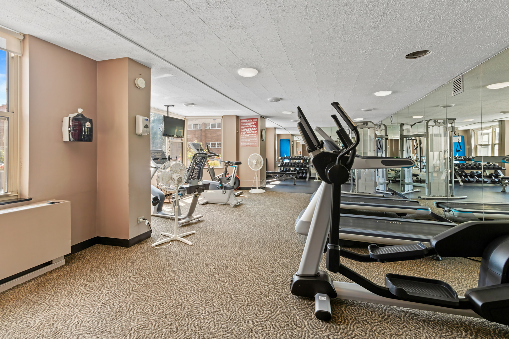 525 W Hawthorne Place Unit: 407