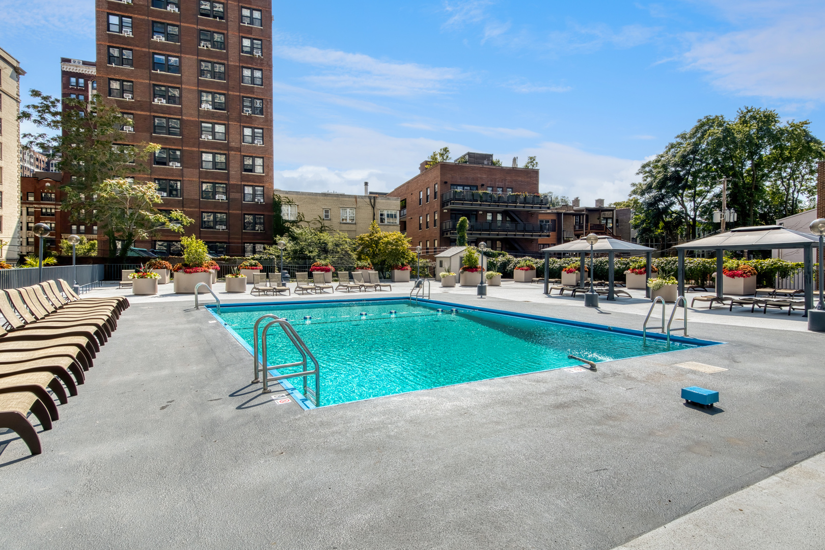 525 W Hawthorne Place Unit: 407