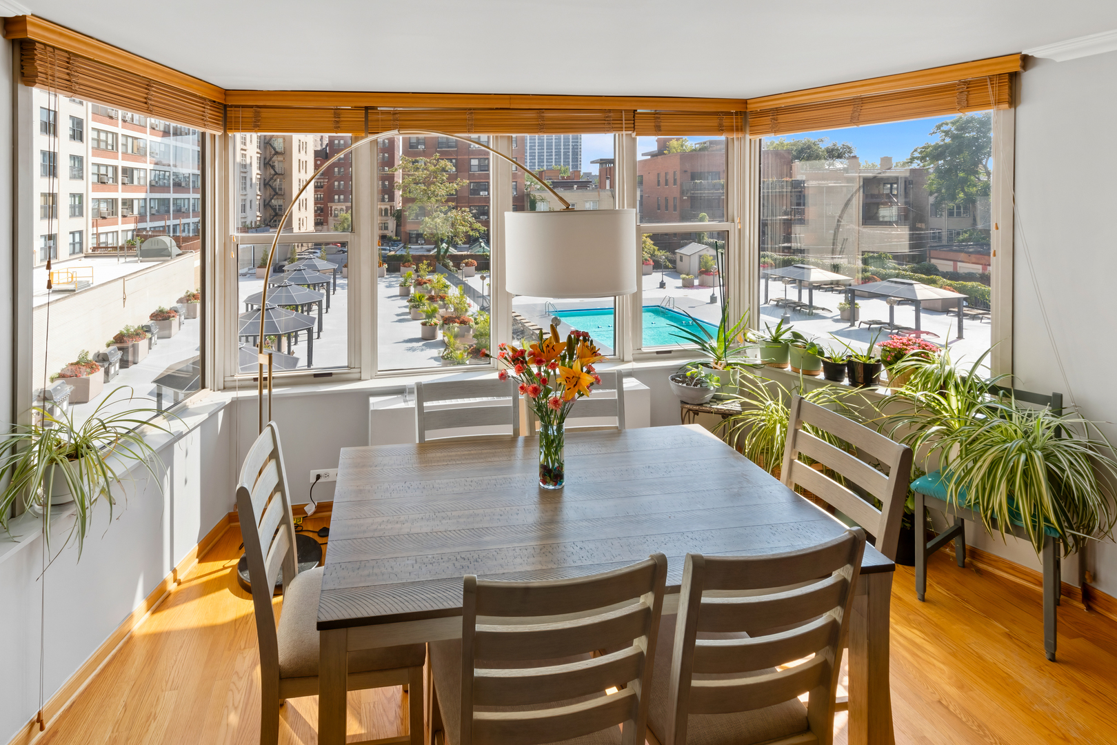 525 W Hawthorne Place Unit: 407