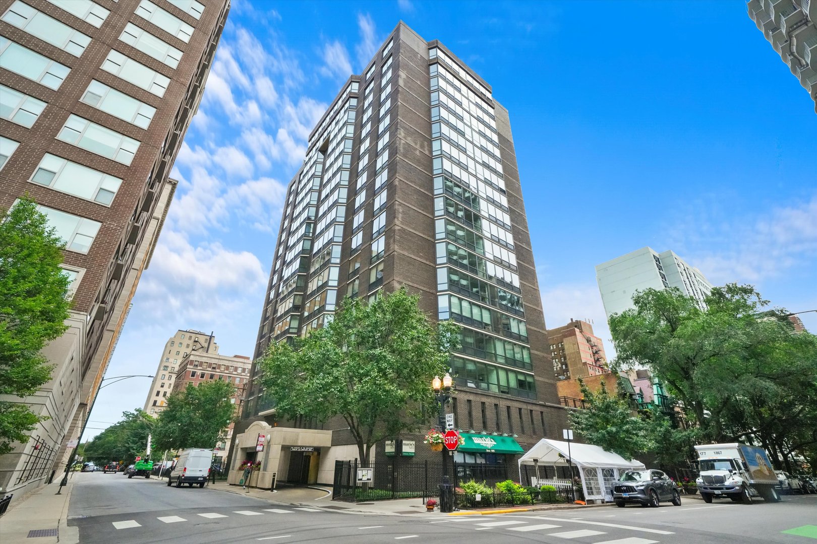 21 W Goethe Street Unit: 8A