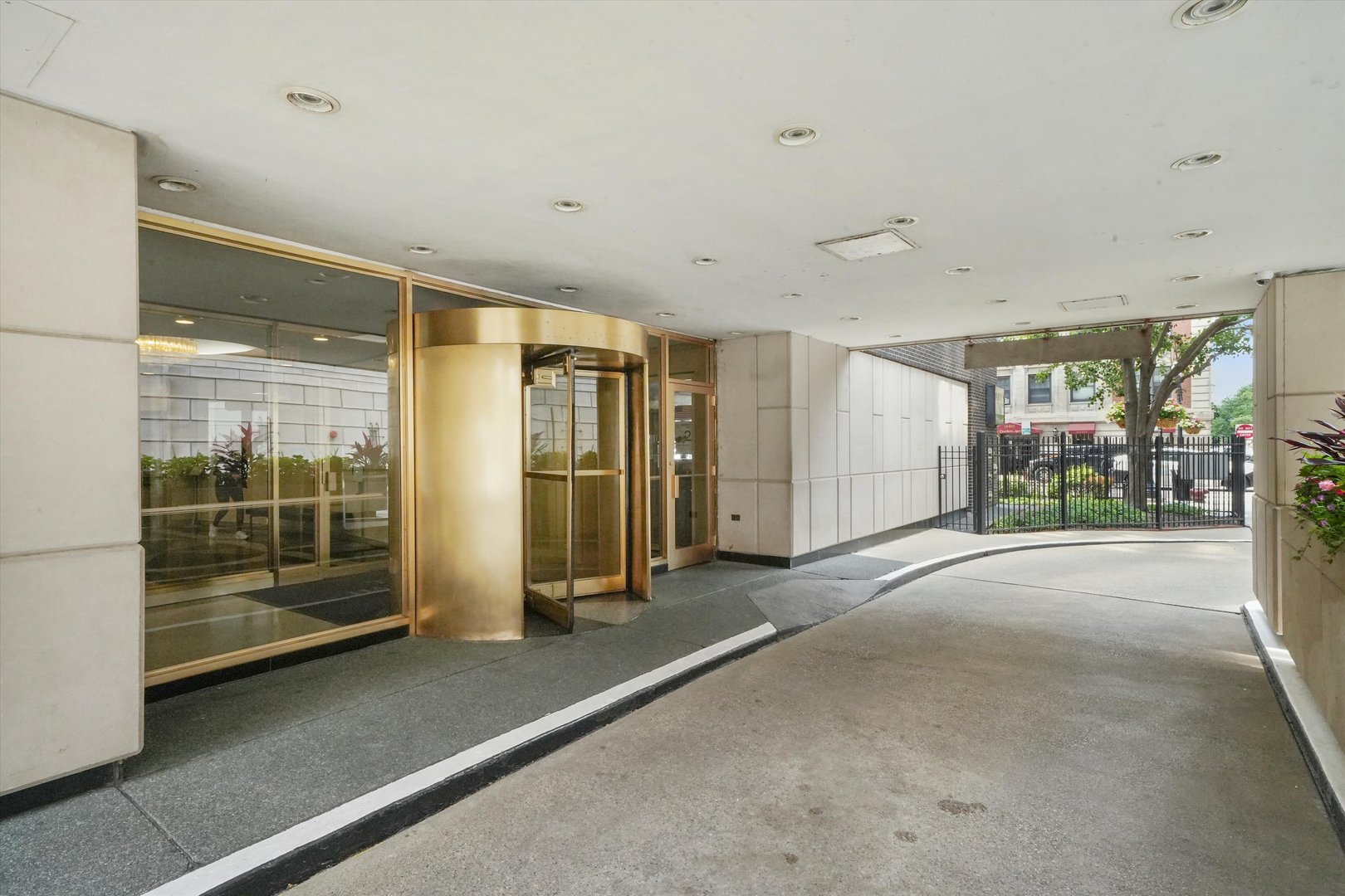 21 W Goethe Street Unit: 8A