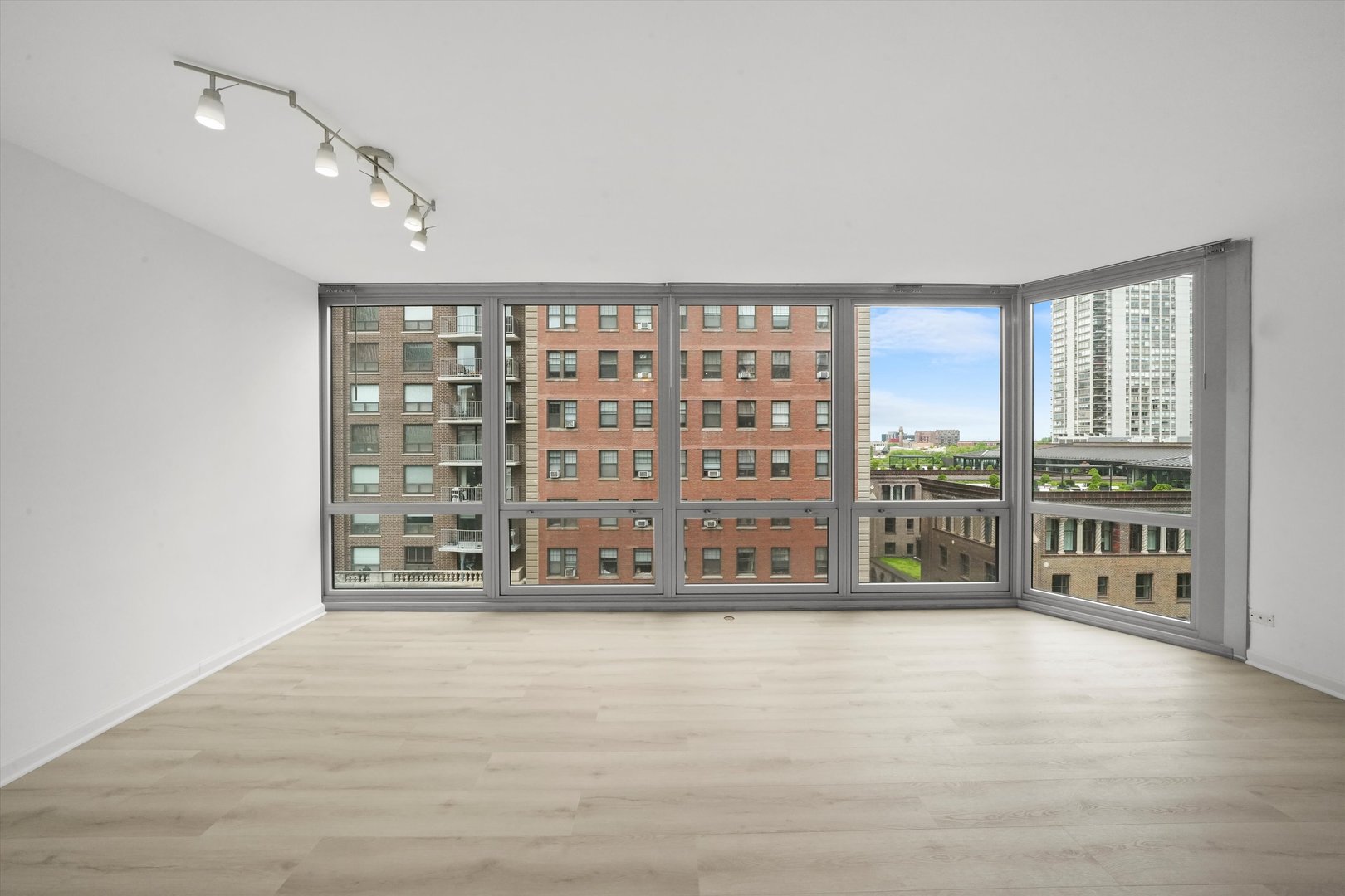 21 W Goethe Street Unit: 8A