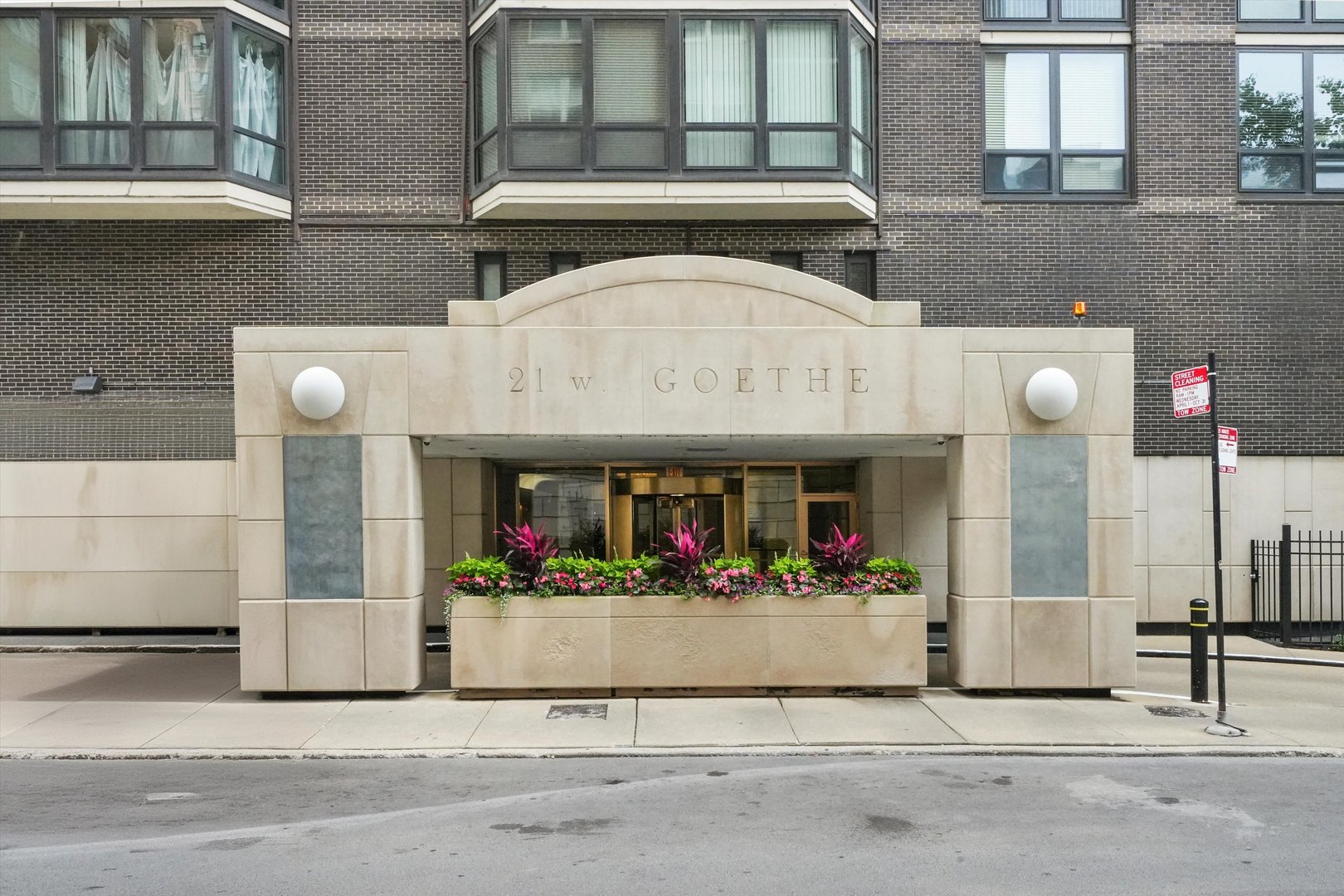 21 W Goethe Street Unit: 8A
