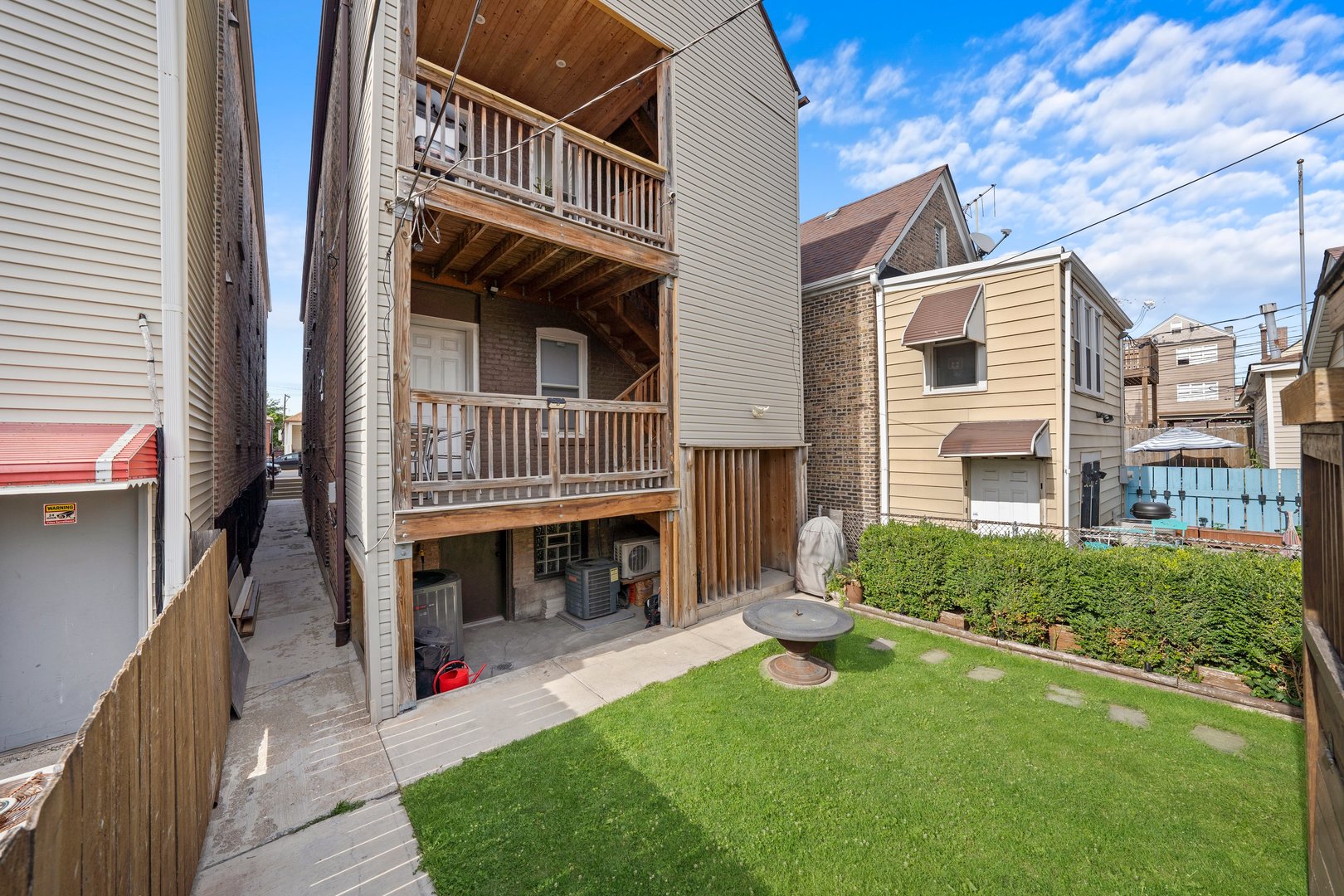 1025 W 31st Place Unit: 1F