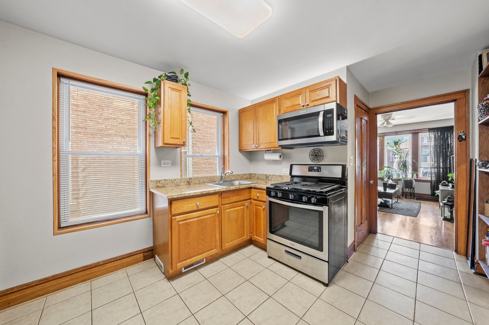 1025 W 31st Place Unit: 1F