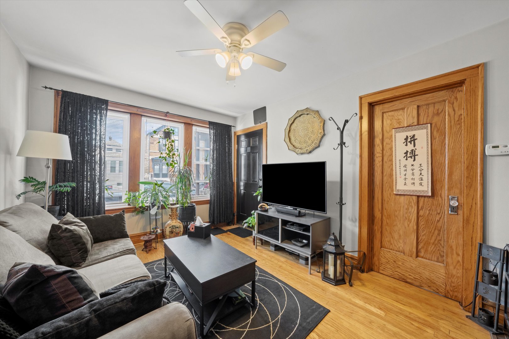 1025 W 31st Place Unit: 1F