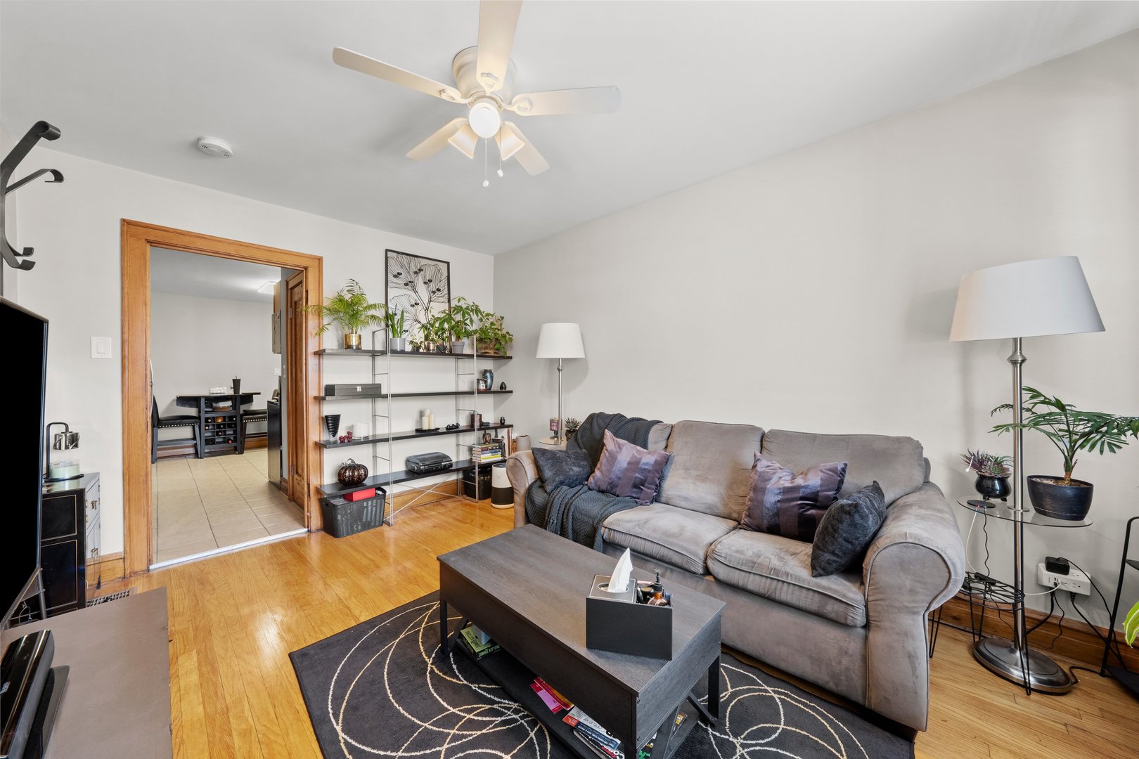 1025 W 31st Place Unit: 1F