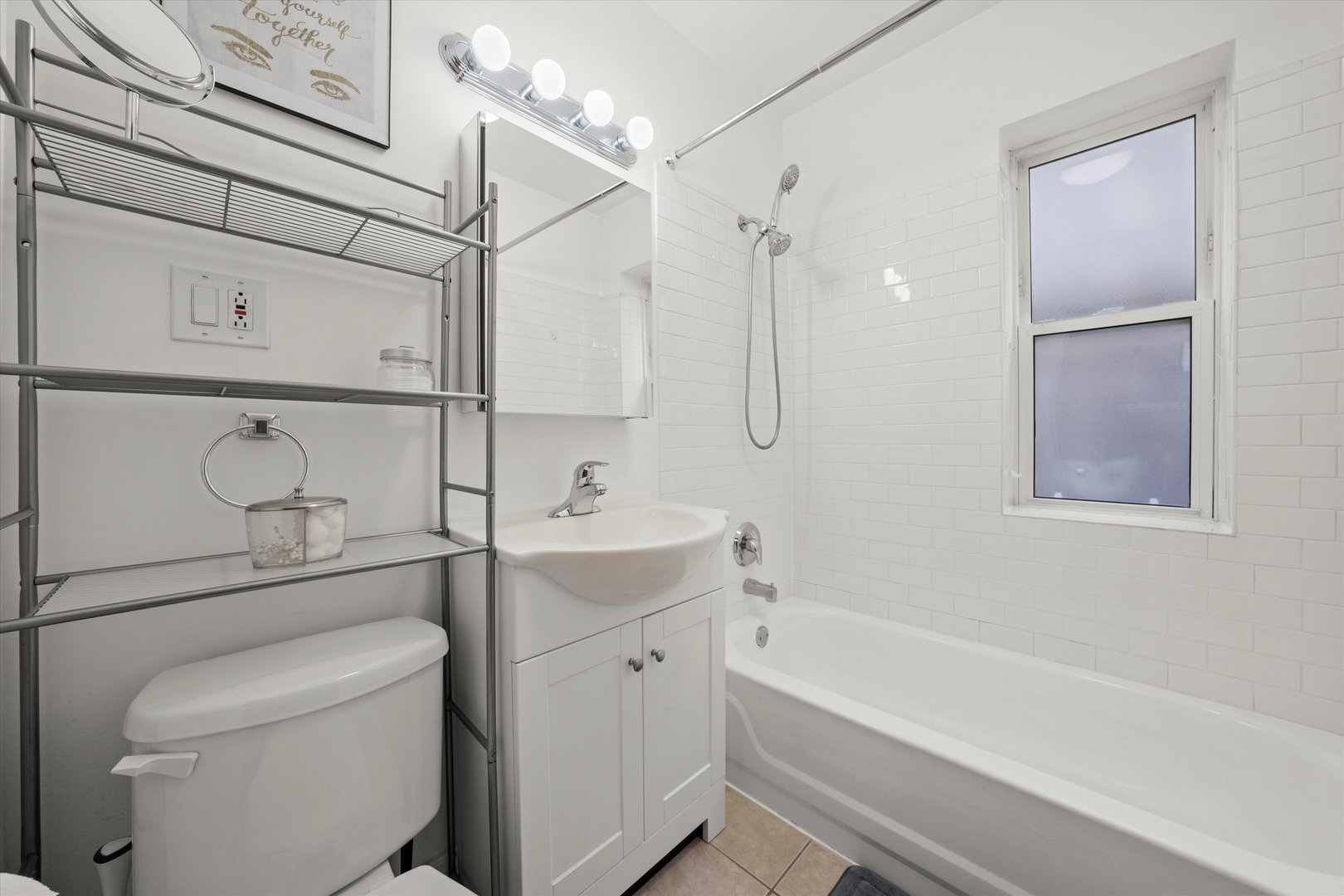 1025 W 31st Place Unit: 1F