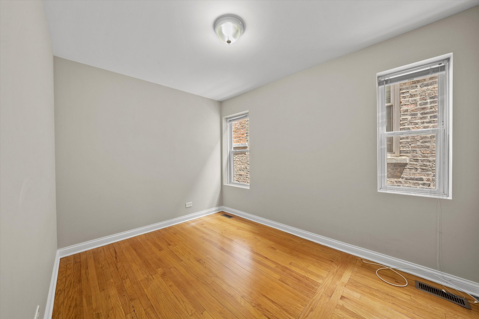 1025 W 31st Place Unit: 1R