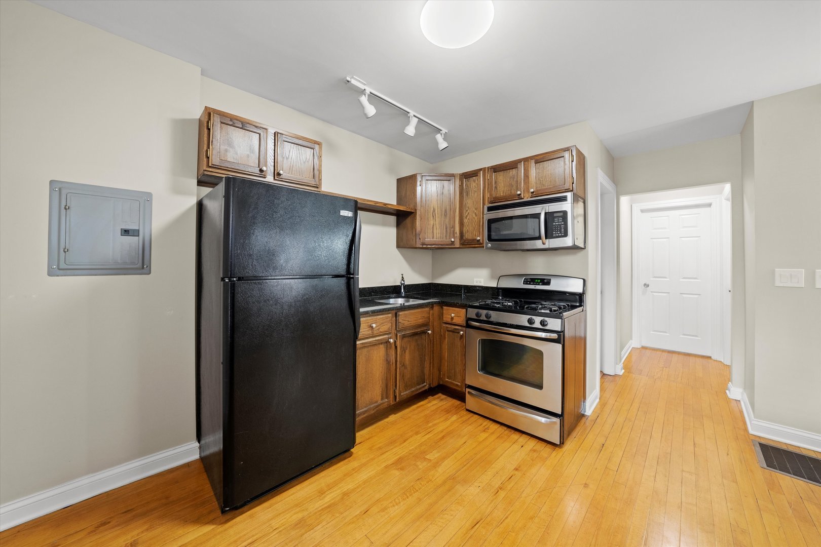 1025 W 31st Place Unit: 1R