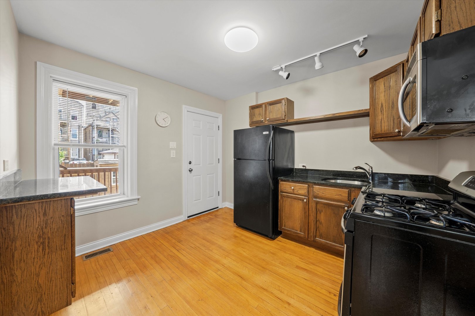 1025 W 31st Place Unit: 1R