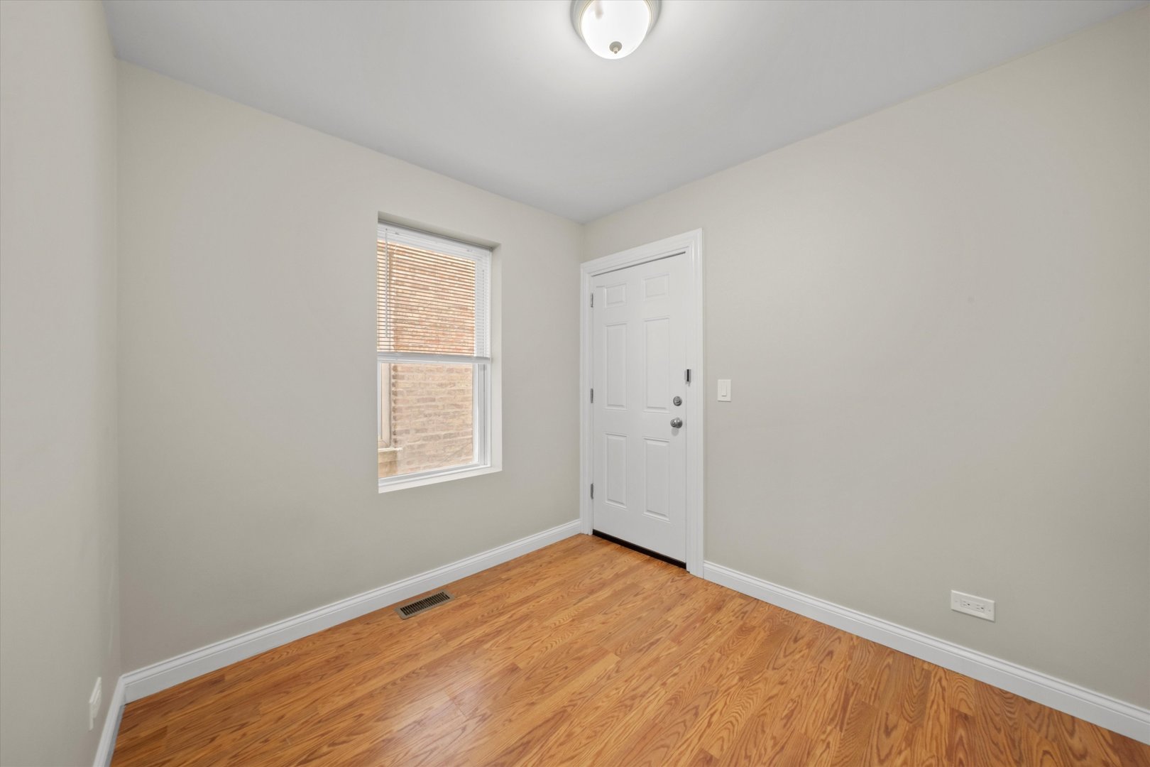 1025 W 31st Place Unit: 1R